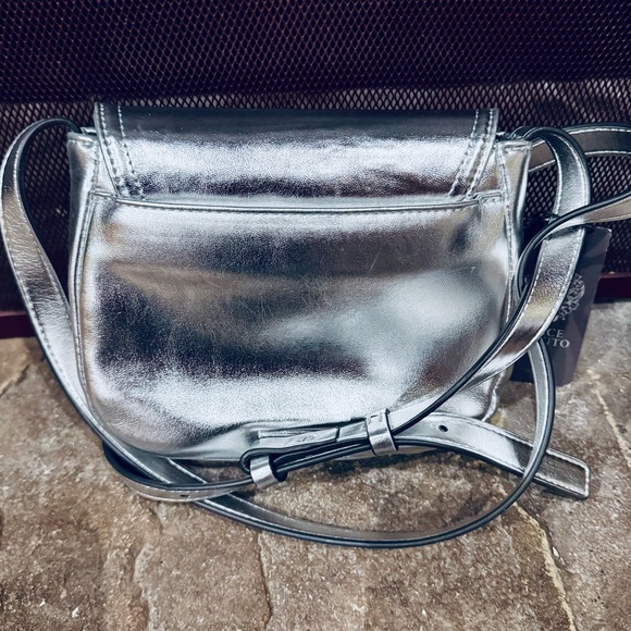 NWT VINCE CAMUTO METALLIC SILVER CROSSBODY retails $88.00 - Picture 5 of 9